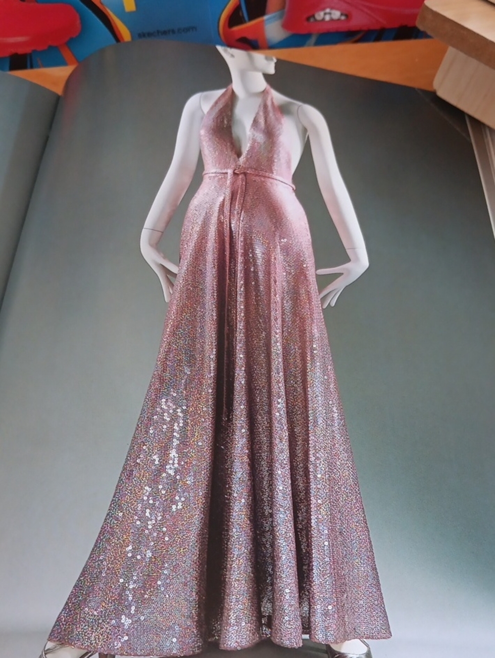 Book 100 Dresses First Edition Metropolition Musem - Picture 5 of 7